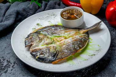 Izgarada hazırlanmış Dorado balığının yakın görüntüsü 