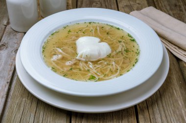 Tabakta tavuk çorbası.