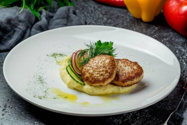 Tavuk pirzolası ve patates püresi.