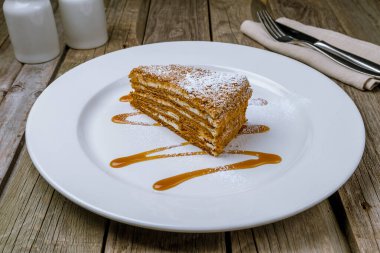 Bir parça ballı kek.