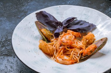 Siyah betonda deniz mahsullü makarna.