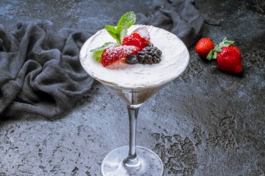 Bir bardak mascarpone ve taze dut.