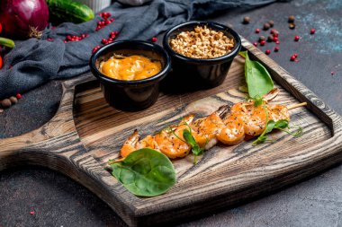 Izgarada kaplan karidesleri