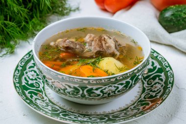 Lezzetli Asya çorbası shurpa kasesinde