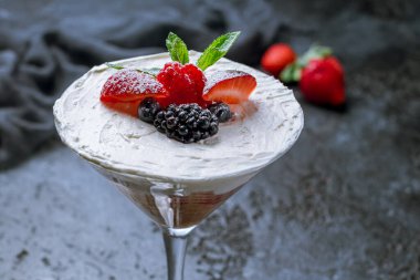 Bir bardak mascarpone ve taze dut.