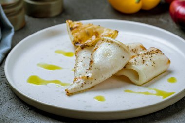 Gemide kızarmış mürekkep balığı var.