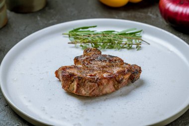 Beyaz tabakta Amerikan bifteği.