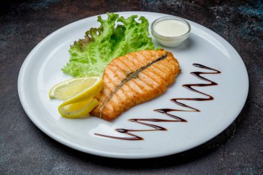 Izgarada somon bifteği