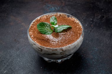 Koyu arkaplanda klasik tiramisu tatlısı