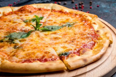 İtalyan pizzası Margherita, yakın çekim.