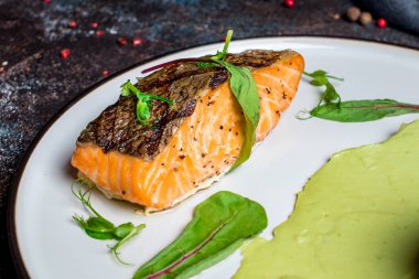 Izgarada somon bifteği