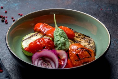 Tabakta ızgara sebzeler