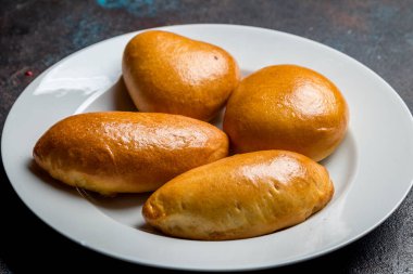 Lahanalı küçük bir turta.