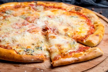 Maggi pizzası için lezzetli quattro 'nun yakın plan görüntüsü