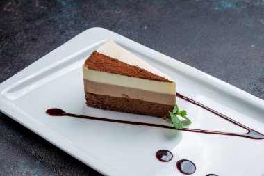 Bir parça kek, üç parça çikolata.