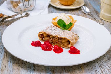 Elmalı turta ve dondurma.