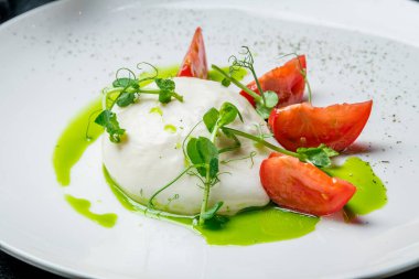 Buratta peynirli salata. 