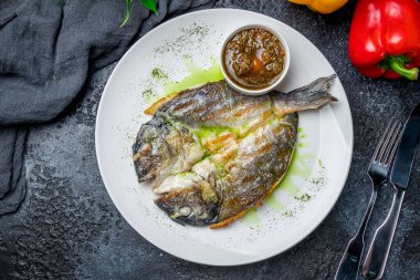 Izgarada hazırlanmış Dorado balığının yakın görüntüsü 