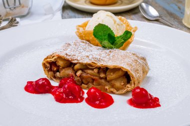 Elmalı turta ve dondurma.