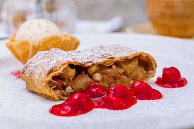 Elmalı turta ve dondurma.