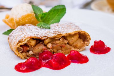 Elmalı turta ve dondurma.