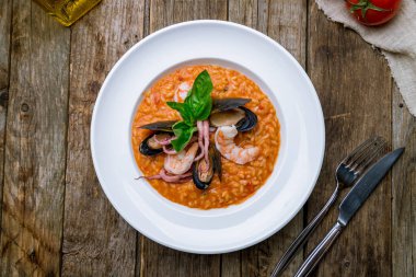 Tahta masada deniz mahsullü risotto.