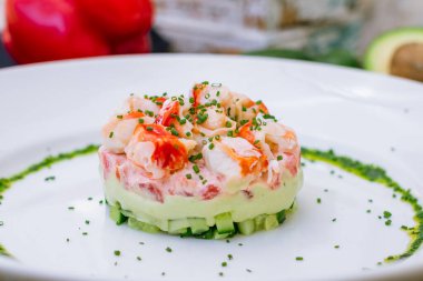 Avokado ile yengeç mezesi.