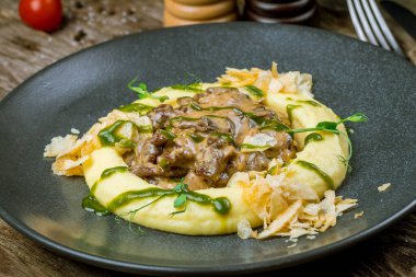 Stroganoff beyaz tabakta