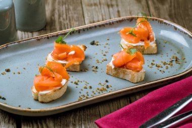 Somon ve peynire batırılmış