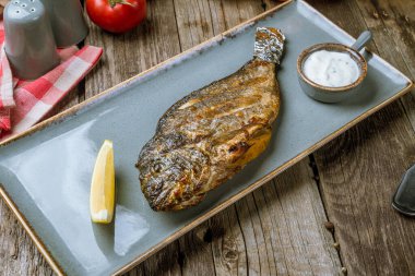 Izgarada hazırlanmış Dorado balığının yakın görüntüsü 