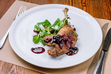 Ördek bacağı beyaz tabakta.