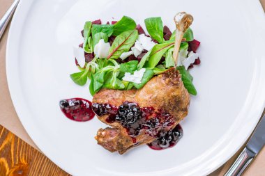 Ördek bacağı beyaz tabakta.