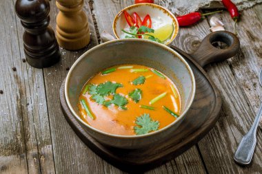 Tom Yam 'ın Asya çorbasının yakın plan görüntüsü. 