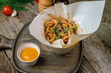 Gemide kızarmış mürekkep balığı var.