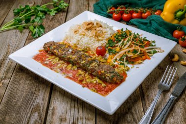 Tahtada Türkçe lula kebabı