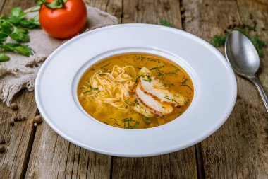 Tabakta tavuk çorbası.