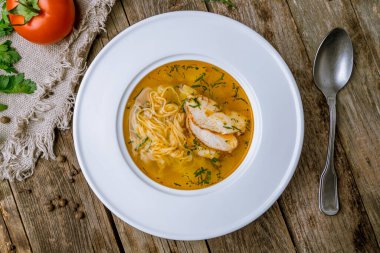 Tabakta tavuk çorbası.