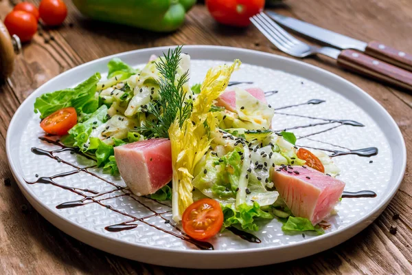 Salada Nicoise Com Atum Vista Close — Fotografia de Stock