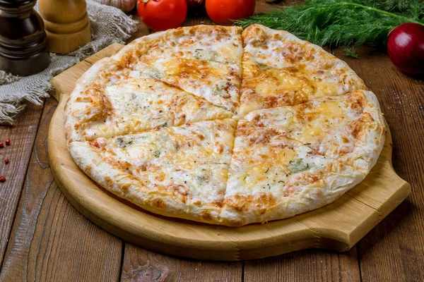 Közelkép Kilátás Ízletes Quattro Formaggi Pizza — Stock Fotó