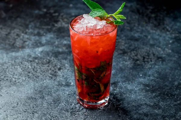Çilekli Mojito siyah beton üzerine