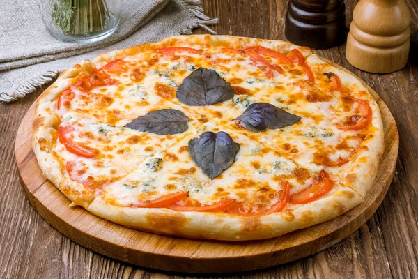 Nahaufnahme Von Köstlichen Quattro Formaggi Pizza — Stockfoto