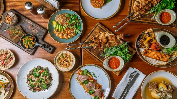 Food Konzept Hintergrund Mit Dönern Salaten Und Fleischgerichten Auf Holztisch — Stockfoto