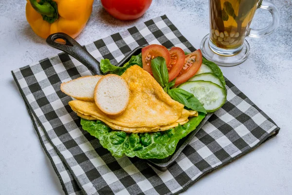 Omelette Desayuno Plato Con Verduras Sobre Fondo Gris —  Fotos de Stock