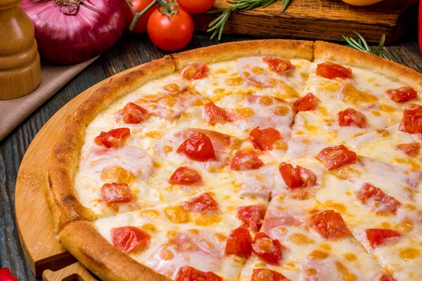 Italská Pizza Rajčaty Roztaveným Zlatým Sýrem Bylinkami Dřevěném Pozadí — Stock fotografie