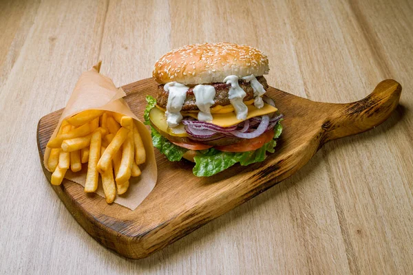 Delizioso Hamburger Con Carne Vista Vicino — Foto Stock