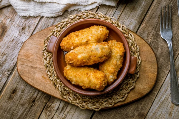 Domates soslu mantar kroketleri.