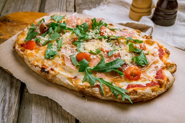 Roma Hamuru üzerinde Parma jambonlu pizza, pinsa