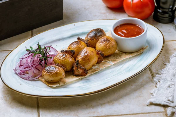 Mini Patate Forno Piatto Bianco Con Salsa Cipolla — Foto Stock