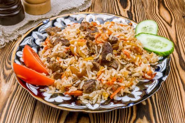 Pilaf Com Carne Fundo Mesa Madeira — Fotografia de Stock