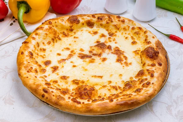 Peynirli Khachapuri Yakın Çekim Görünümü — Stok fotoğraf